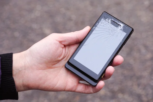 Hand holding broken smartphone — Stock Photo, Image