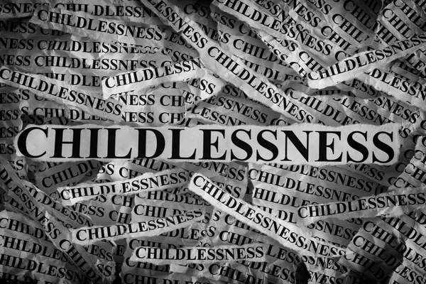Trozos de papel rasgados con la palabra Childlessness — Foto de Stock