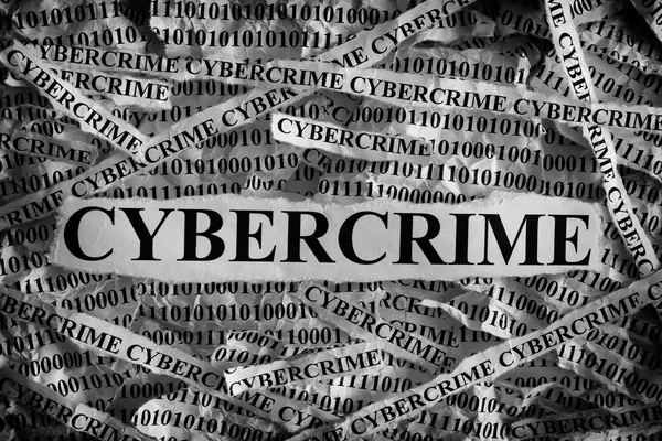 Trozos de papel rasgados con la palabra Cibercrimen — Foto de Stock
