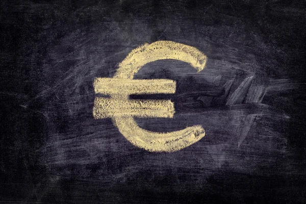 Намальований знак євро на фоні чорної крейди — стокове фото