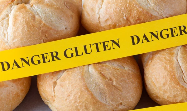 Yellow paper with the words Danger gluten on buns — Stock Photo, Image