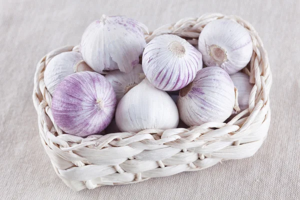 Verse knoflook in een klein mandje — Stockfoto