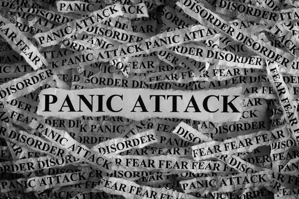 De aanval van de paniek. Gescheurde stukjes papier met het woord paniekaanval — Stockfoto