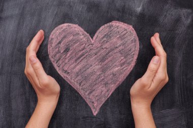 Pembe Kalp şekli korumak eller