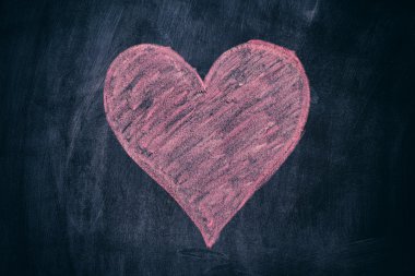 Pembe Kalp şekli Siyah Kara tahta arka plan üzerinde
