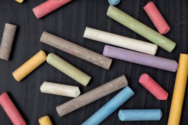 yazı tahtası üzerinde renkli tebeşirler