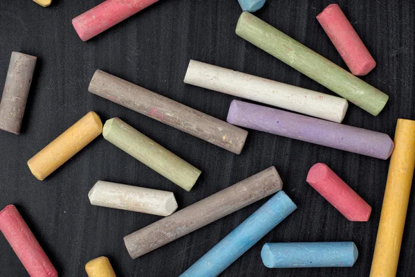 yazı tahtası üzerinde renkli tebeşirler