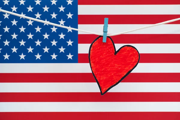 Corazón de papel rojo y bandera americana — Foto de Stock