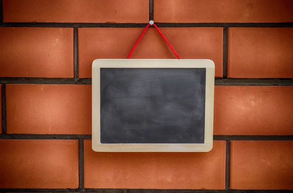Bir brickwall üzerinde asılı boş yazı tahtası — Stok fotoğraf
