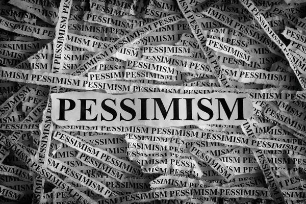 Trozos de papel rasgados con la palabra pesimismo — Foto de Stock