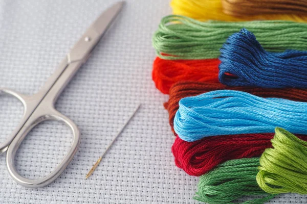 Fils Broderie Point Croix Colorés Avec Aiguille Ciseaux Gros Plan — Photo