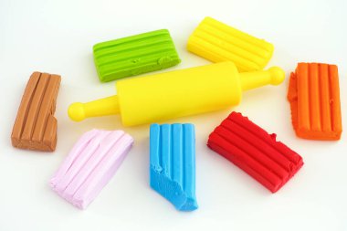 Renkli polimer kil ve merdane. Kapat..