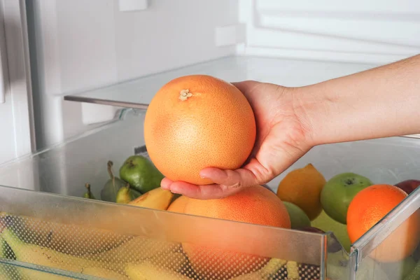 Une Femme Qui Prend Pamplemousse Frais Dans Frigo Gros Plan — Photo