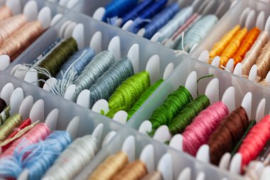 Sıralama kutusuna nakış işlemeli çapraz dikiş kartları. Kapat..