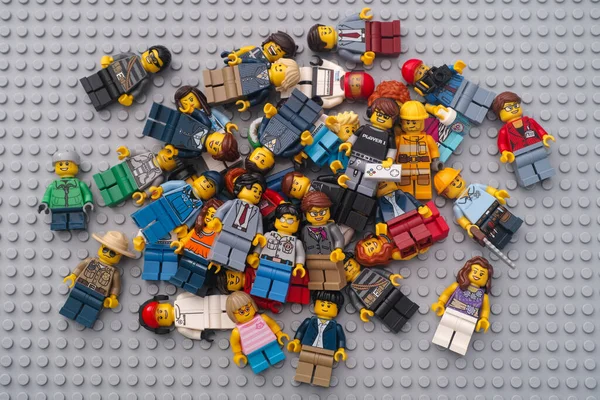 Tambov, Rusya Federasyonu - 17 Kasım 2020 Lego tablasında bir yığın minyatür Lego figürü.