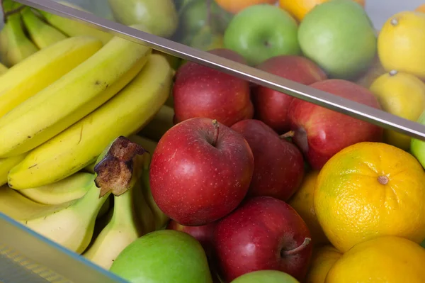 Schachtel Voller Frischer Früchte Einem Kühlschrank Nahaufnahme — Stockfoto