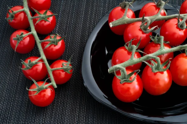 Pomodori Ciliegia Piatto Nero Chiave Bassa — Foto Stock