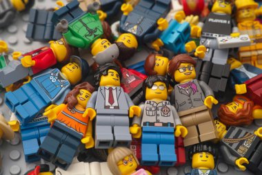 Tambov, Rusya Federasyonu - 17 Kasım 2020 Lego minyatür yığınları.