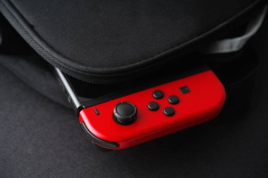 Tambov, Rusya Federasyonu - 21 Ekim 2020 Nintendo Oyun Konsolu Siyah bir sırt çantasının içinde.