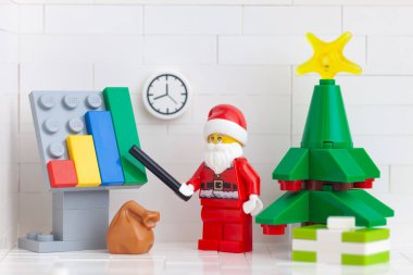 Tambov, Rusya Federasyonu - 2 Kasım 2020 Lego minyatür Noel Baba şirket büyümesine işaret ediyor.