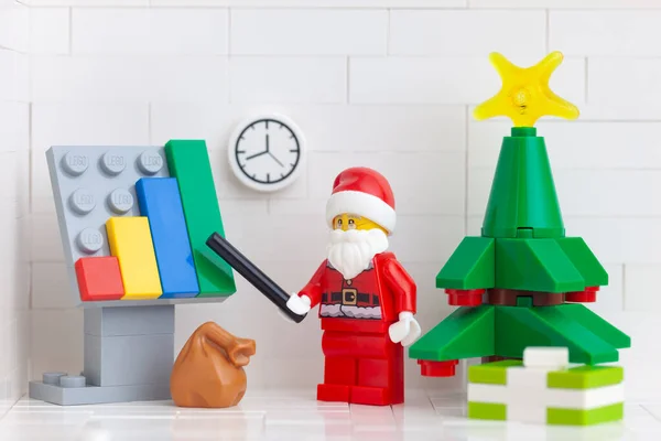 Tambov Ρωσία Νοεμβρίου 2020 Lego Minifigure Santa Claus Επισημαίνοντας Την — Φωτογραφία Αρχείου