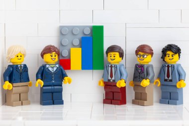 Tambov, Rusya Federasyonu - 14 Kasım 2020 Lego minyatür iş adamları ofislerinde toplantı yapıyorlar ve başarılı takım çalışmalarının sonuçlarını gösteriyorlar.