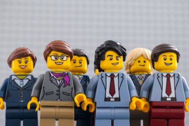 Tambov, Rusya Federasyonu - 19 Aralık 2020 Lego iş adamları ayakta duran ve başarılı geleceklerine bakan minyatürler.