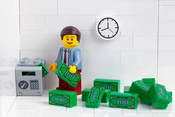 Tambow Russische Föderation Dezember 2020 Lego Geschäftsmann Minifigur Legt Geld — Stockfoto