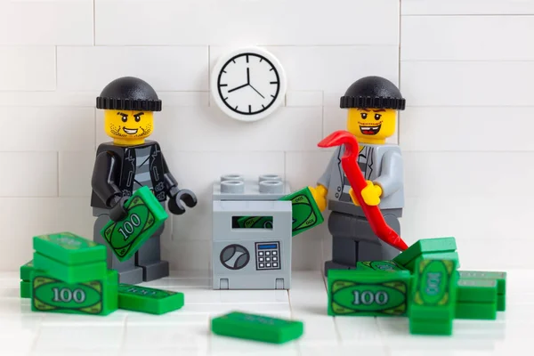 Tambow Russische Föderation Dezember 2020 Zwei Lego Miniaturräuber Stehlen Geld — Stockfoto