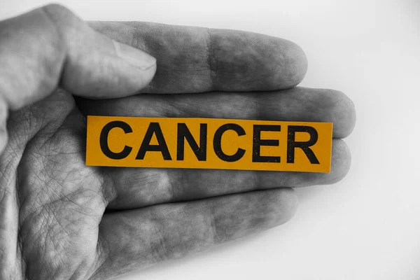 Hombre Sosteniendo Papel Amarillo Con Palabra Cáncer Cerca —  Fotos de Stock