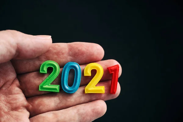 Ein Mann Hält Das Jahr 2021 Der Hand Zurückhaltend — Stockfoto