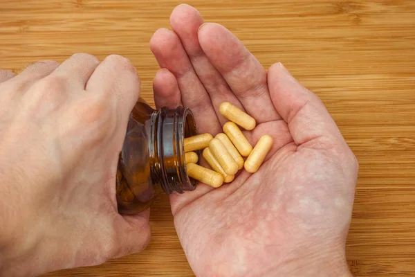 Persoon Die Vitamine Complexe Pillen Uit Een Fles Haalt Sluiten — Stockfoto