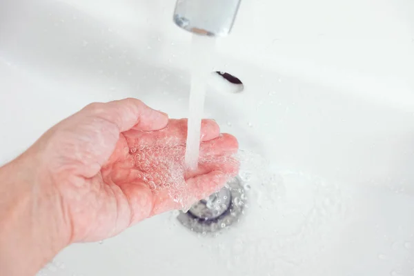 Homem Lavar Mão Com Água Torneira Fechar — Fotografia de Stock