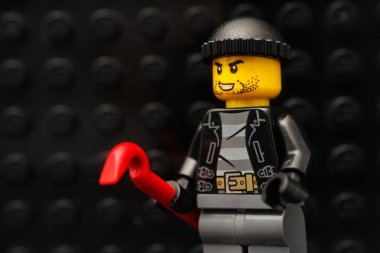 Tambov, Rusya Federasyonu - 13 Ocak 2021 Lego soyguncusu kırmızı levyeli minifiki.