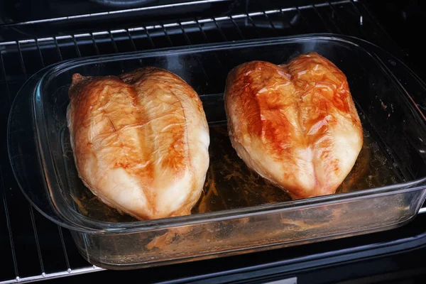 ガラス製のベーキングトレイで鶏の胸肉を調理 閉じろ — ストック写真