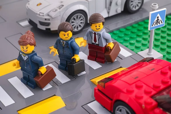 Tambow Russische Föderation Februar 2021 Lego Geschäftsleute Minifiguren Überqueren Die — Stockfoto