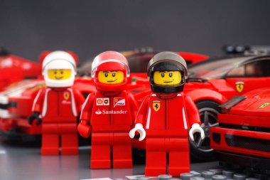 Tambov, Rusya Federasyonu - 14 Şubat 2021 Lego Ferrari pilotu minifigürler Lego Speed Champions arabalarının yanında duruyorlar.