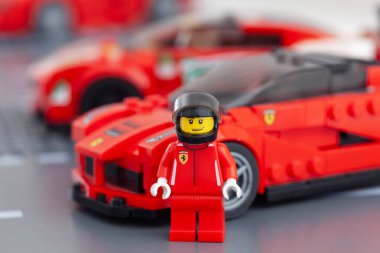 Tambov, Rusya Federasyonu - 14 Şubat 2021 Lego Ferrari sürücüsü LaFerrari Lego Şampiyonu arabasının yanında duruyor.