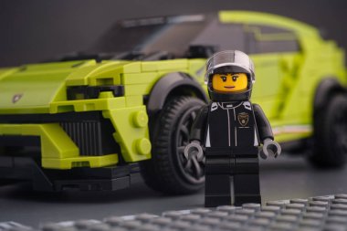Tambov, Rusya Federasyonu - 14 Şubat 2021 Lego Lamborghini şoförü minifiki Lamborghini Urus ST-X Lego Şampiyonu arabasının yanında duruyor.
