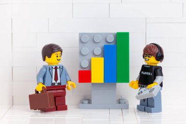 Tambov, Rusya Federasyonu - 14 Kasım 2020 Lego girişimcisi minyatür figür ve Lego oyun adamı ofislerinde toplantı yapıyorlar ve başarılı takım çalışmalarının sonuçlarını tartışıyorlar..