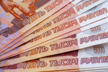 Bir yığın beş bin ruble banknot. Kapat..