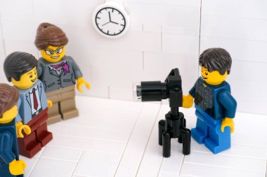 Tambov, Rusya Federasyonu - 24 Mart 2021 Lego fotoğrafçısı iş adamlarının ofislerinde fotoğraflarını çekiyor.