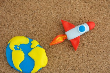 Uzay Roketi Yeni Fikirler İçin Patlıyor. Dünya ve uzay roketi polimer kilden yapılmıştır..