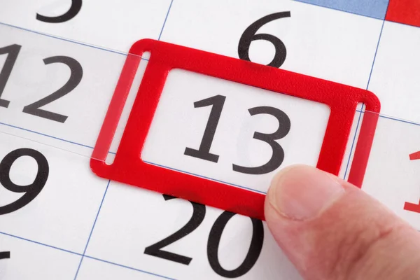 Ett Finger Som Pekar Den Dagen Månaden Kalender Närbild — Stockfoto