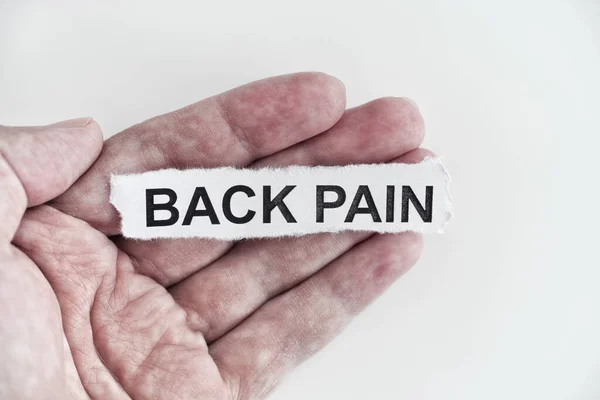 Een Man Met Een Stuk Papier Met Woorden Back Pain — Stockfoto