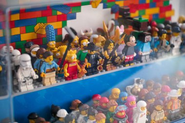 Tambov, Rusya Federasyonu - 16 Mayıs 2021 Lego minyatürleri vitrinde duruyor. Sığ alan derinliği.