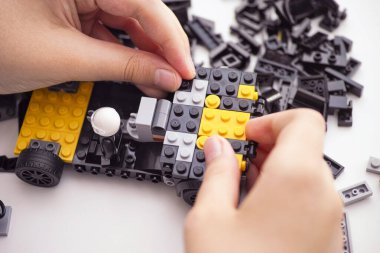 Tambov, Rusya Federasyonu - 14 Mayıs 2021 Çocuk lego araba yapıyor. Kapat..