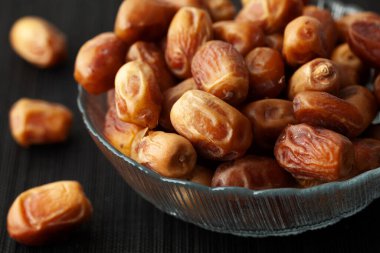 Cam kasede kurutulmuş hurma. Alçakgönüllülük. Kapat..