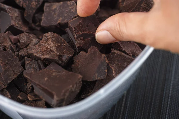 Kvinna Som Tar Bit Trasig Ekologisk Hemlagad Mörk Choklad Plastbehållare — Stockfoto