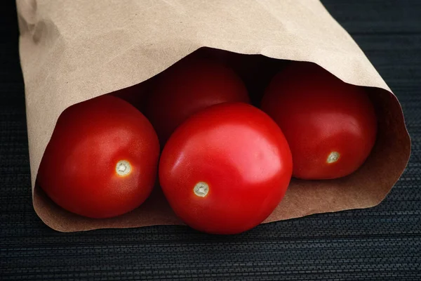 Nyskördade Röda Tomater Papperspåse Låg Nyckel Närbild — Stockfoto